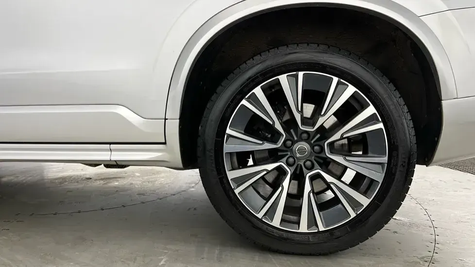 Used Volvo XC90 Momentum 235 HP (172 kW) 2022 Metallic  bright silver SUV