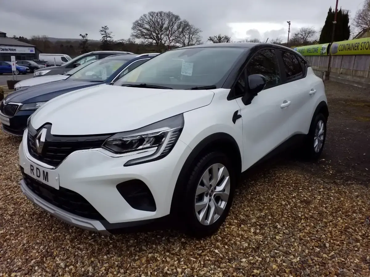 Used Renault Captur Iconic 140 HP (102 kW) 2021 White/black SUV