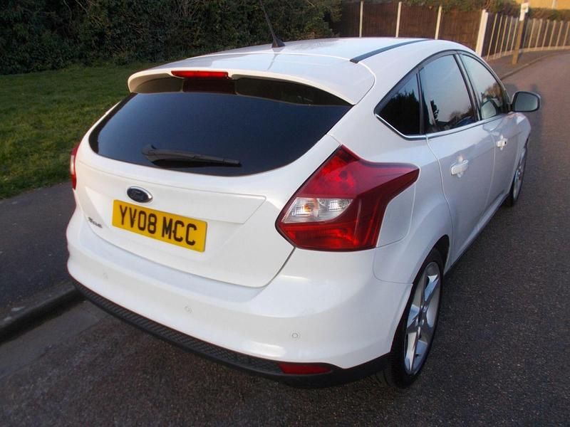 Used Ford Focus Titanium 115 HP (84 kW) 2013 White Hatchback