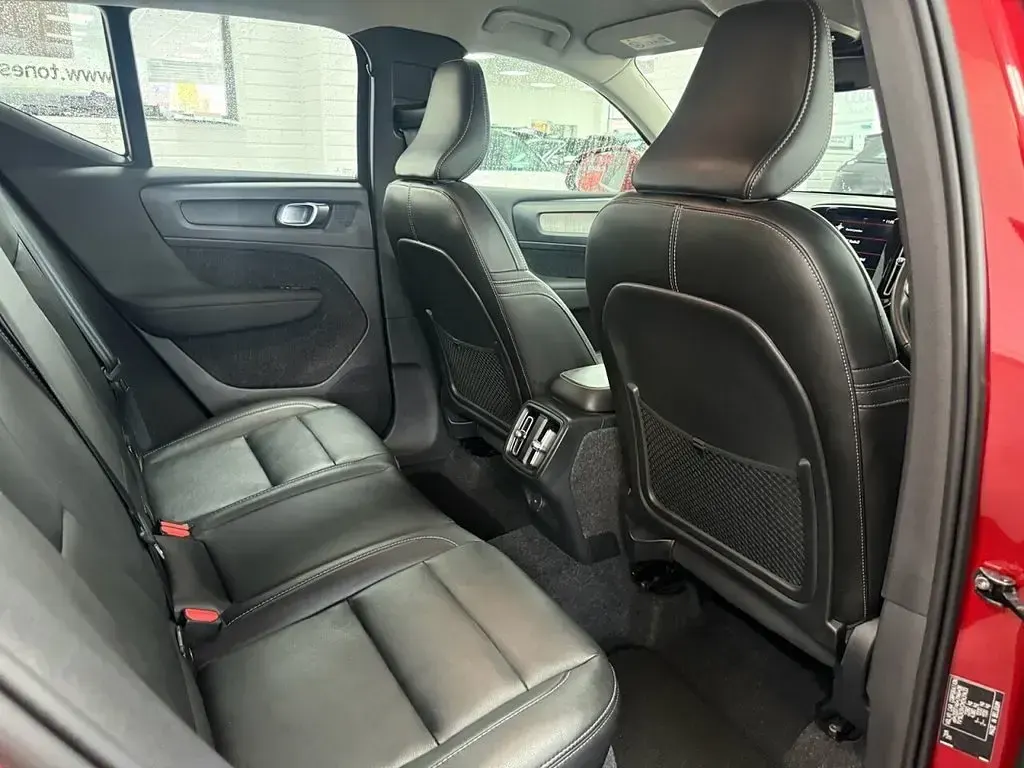 Used Volvo XC40 Inscription 197 HP (144 kW) 2020 Red SUV