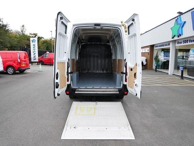 Used Vauxhall Movano 145 HP (106 kW) 2017 White MPV