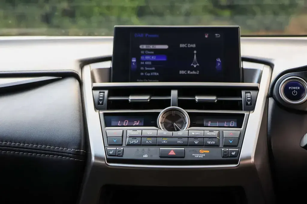 Used Lexus NX300h Luxury Line 195 HP (143 kW) 2016 Silver SUV