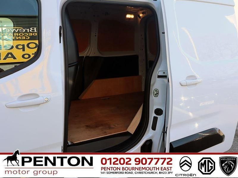 Used Citroën Berlingo 101 HP (74 kW) 2024 White MPV