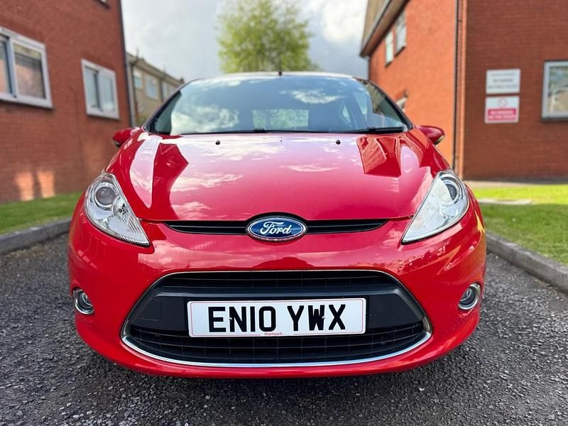 Usado Ford Fiesta Zetec 82 CV (60 kW) 2010 Rojo Utilitario