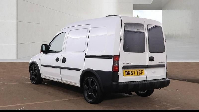 Used Vauxhall Combo 75 HP (55 kW) 2007 White MPV