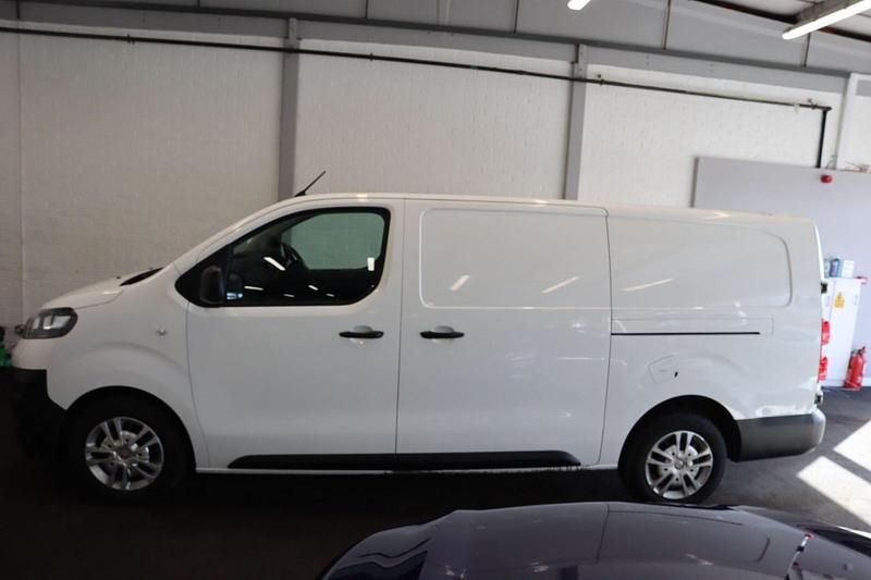 Used Vauxhall Vivaro 100 HP (73 kW) 2021 White MPV