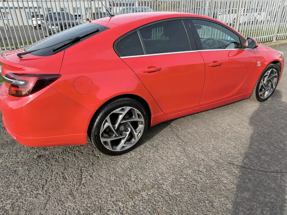 Used Vauxhall Insignia SRi 136 HP (100 kW) 2016 Red Hatchback