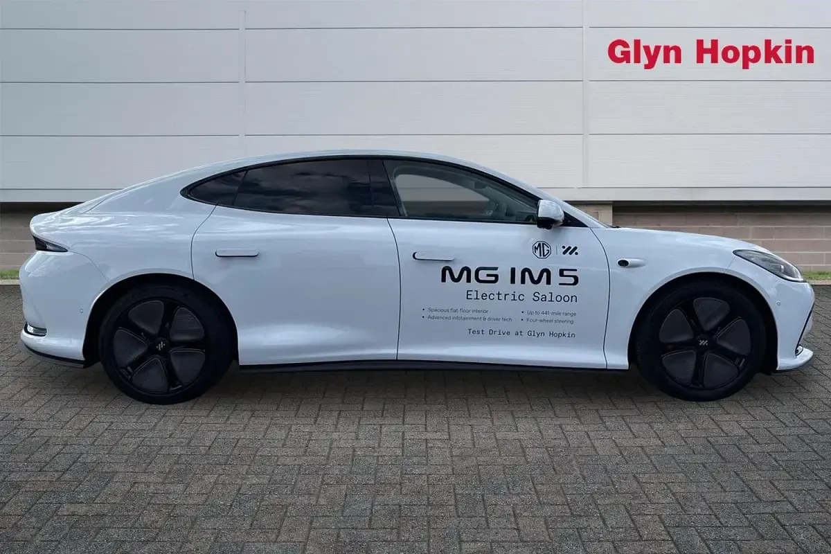 Begagnad MG IM5 300 kW (408 HK) 2025 Vit Halvkombi