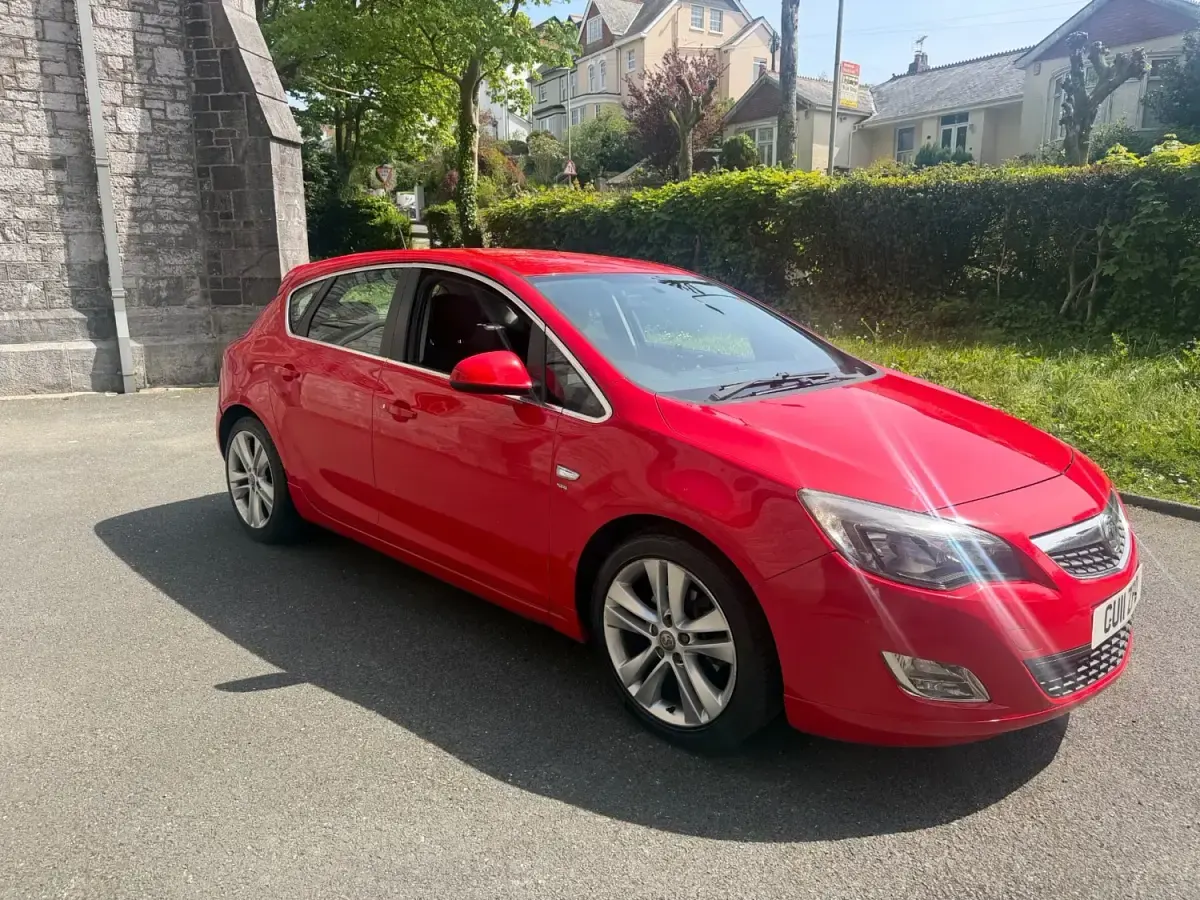 Second-hand Vauxhall Astra SRi 180 CP (132 kW) 2011 Roșu Hatchback