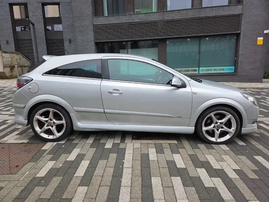 Używany Vauxhall Astra SRi 150 KM (110 kW) 2010 Srebrny Hatchback