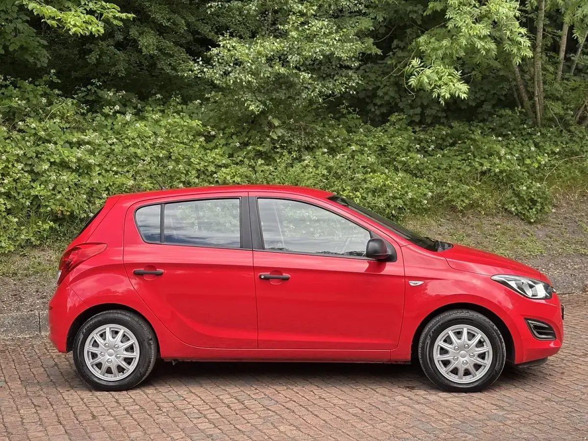 Used Hyundai i20 Classic 86 HP (63 kW) 2013 Red Hatchback