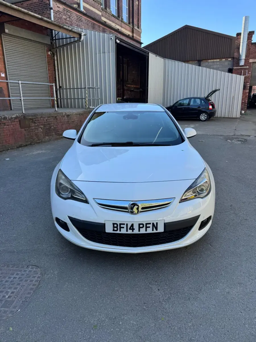 Second-hand Vauxhall Astra GTC SRi 200 CP (147 kW) 2014 Alb Hatchback