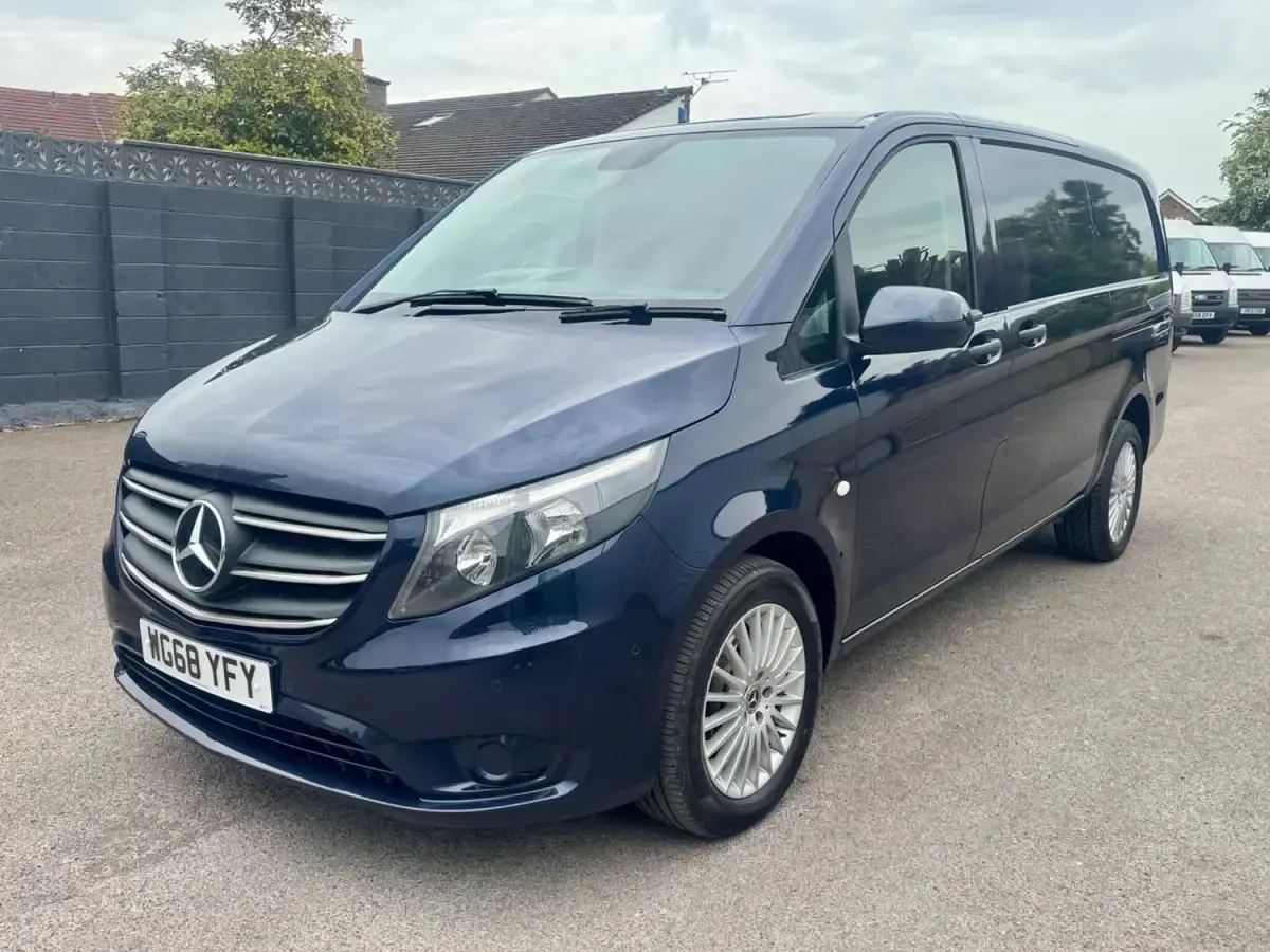Usado Mercedes Vito Premium 140 HP (102 kW) 2019 Azul Van