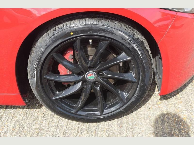 Begagnad Alfa Romeo Giulia Lusso 187 HK (137 kW) 2021 Röd Sedan