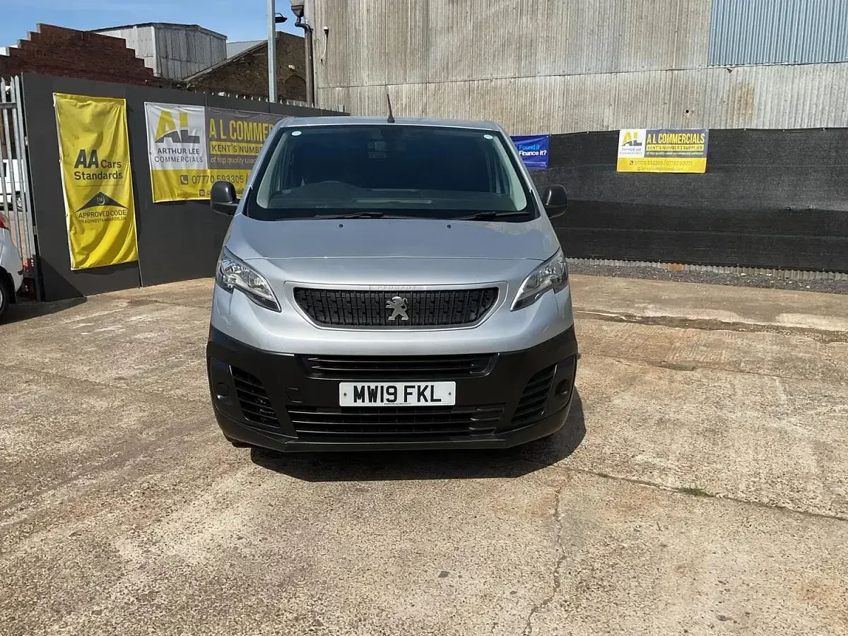 Käytetty Peugeot Expert 120 HP (88 kW) 2019 Hopea Van