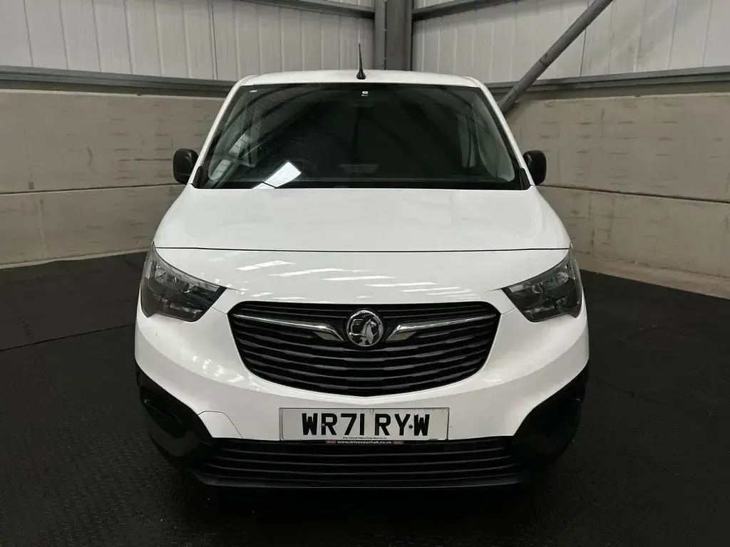 Used Vauxhall Combo 100 HP (73 kW) 2022 White MPV