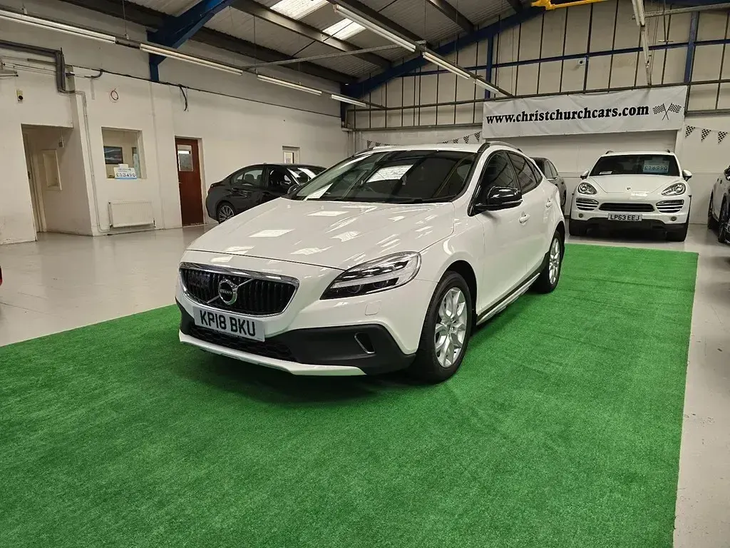 Used Volvo V40 2018 White Hatchback