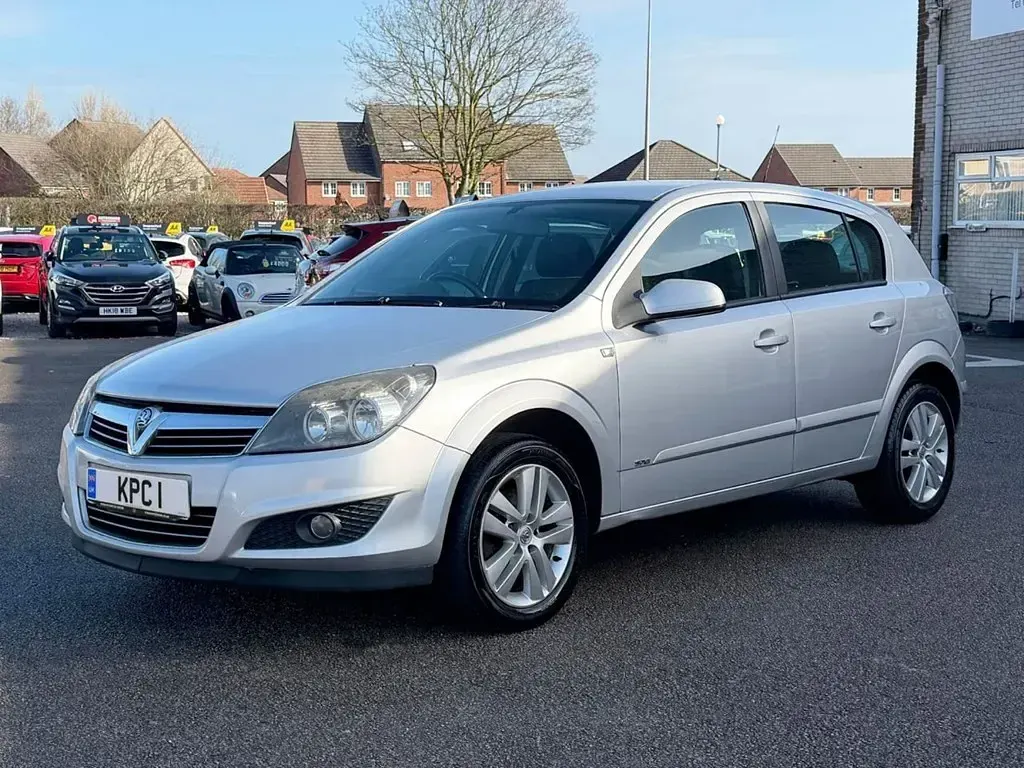 Used Vauxhall Astra 115 HP (84 kW) 2010 Silver Hatchback