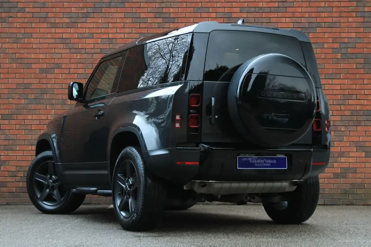 Usado Land Rover Defender SE 300 CV (220 kW) 2023 Gris Familiar