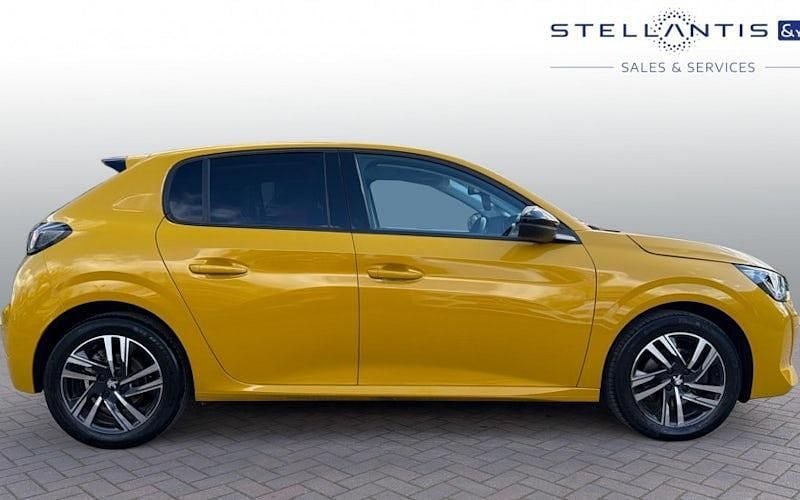 Second-hand Peugeot 208 Allure+ 102 CP (75 kW) 2023 Galben Hatchback