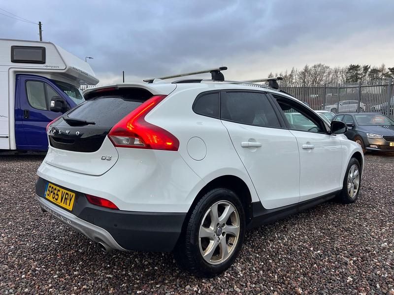 Used Volvo V40 SE 2015 White Hatchback