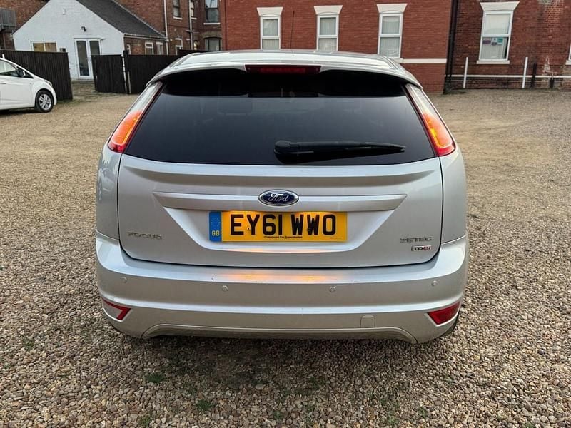 Used Ford Focus Zetec 110 HP (80 kW) 2011 Silver Hatchback