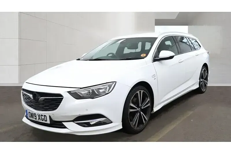 Used Vauxhall Insignia SRi 170 HP (125 kW) 2019 White Hatchback