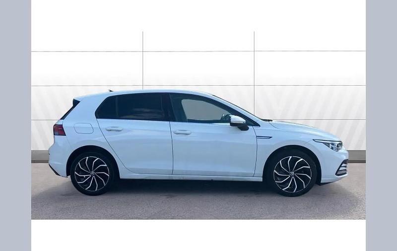 Second-hand VW Golf VIII Edition 130 CP (95 kW) 2023 Alb Hatchback