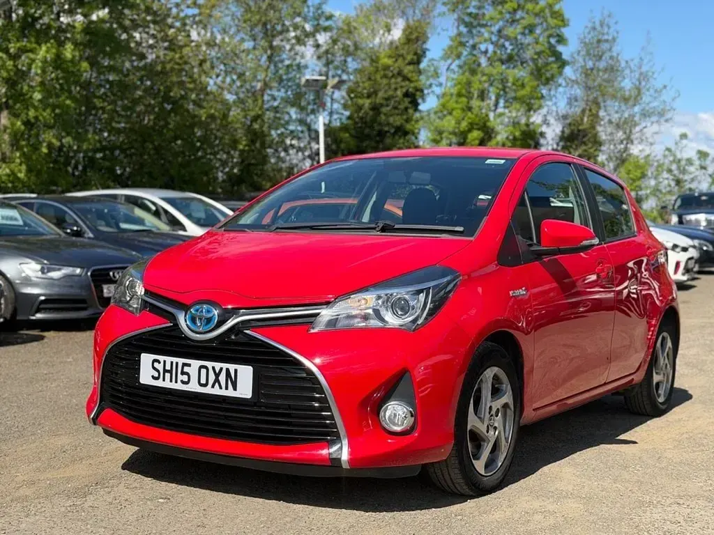 Gebraucht Toyota Yaris Hybrid 101 PS (74 kW) 2015 Rot Kleinwagen