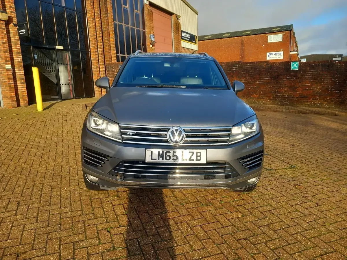 Begagnad VW Touareg R-line 262 HK (192 kW) 2015 Grå SUV