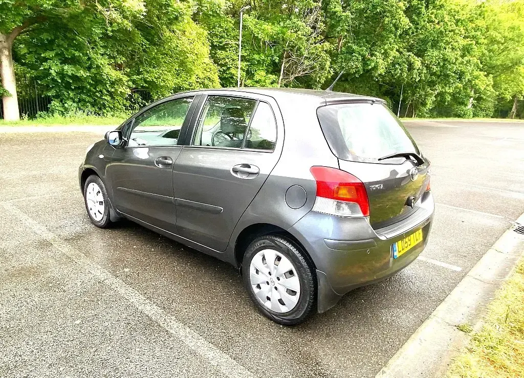 Używany Toyota Yaris 101 KM (74 kW) 2009 Szary Hatchback