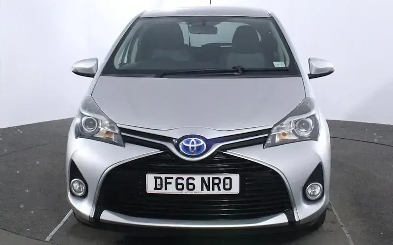 Used Toyota Yaris 101 HP (74 kW) 2016 Silver Hatchback