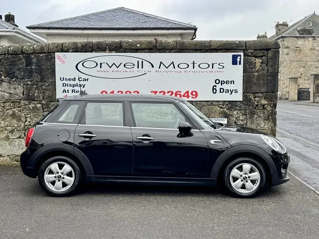 Usado Mini Cooper Hatch 136 CV (100 kW) 2018 Negro Utilitario