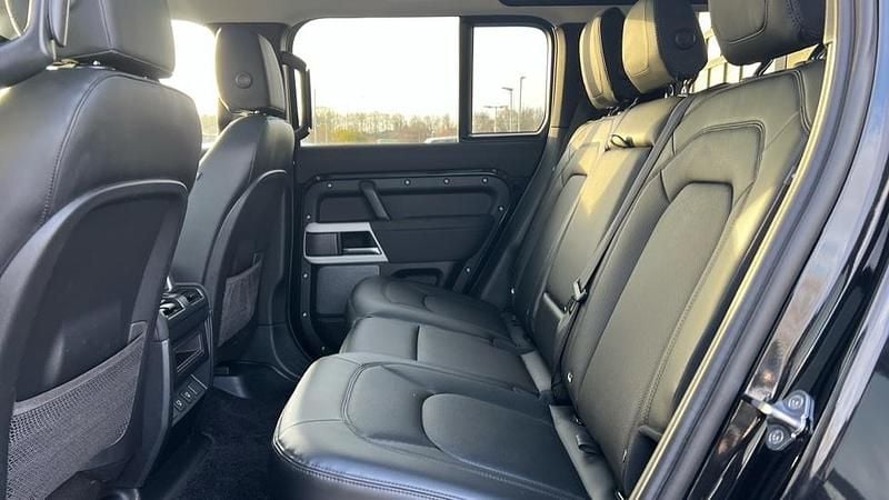 Used Land Rover Defender SE 300 HP (220 kW) 2022 Metallic  santorini black Estate