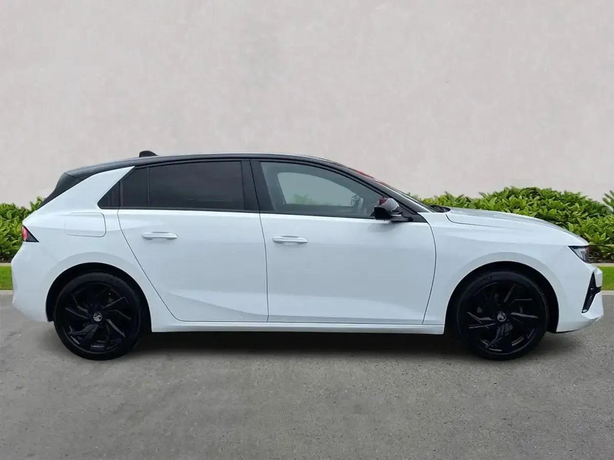 Begagnad Vauxhall Astra S 130 HK (95 kW) 2024 Vit Halvkombi