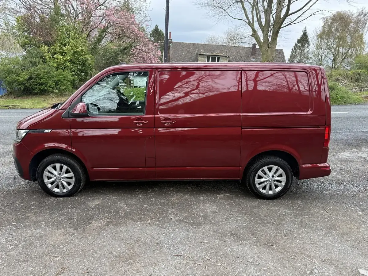 Used VW Transporter Highline 150 HP (110 kW) 2020 Red Van