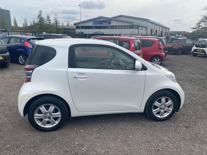 Used Toyota iQ 68 HP (50 kW) 2012 White Hatchback