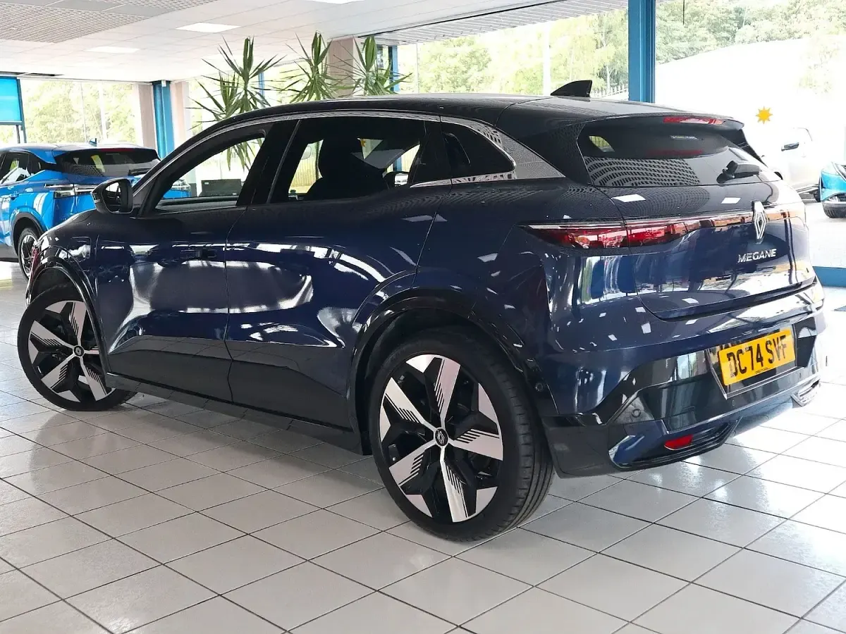 Used Renault Mégane IV Komfort 22 kW (30 HP) 2024 Midnight blue Hatchback