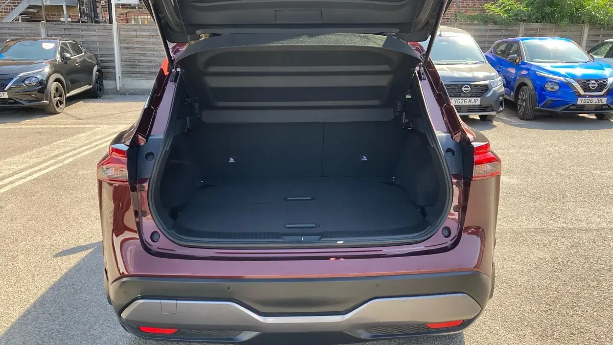 Used Nissan Qashqai N-Connecta 140 HP (102 kW) 2023 Special metallic  burgundy SUV