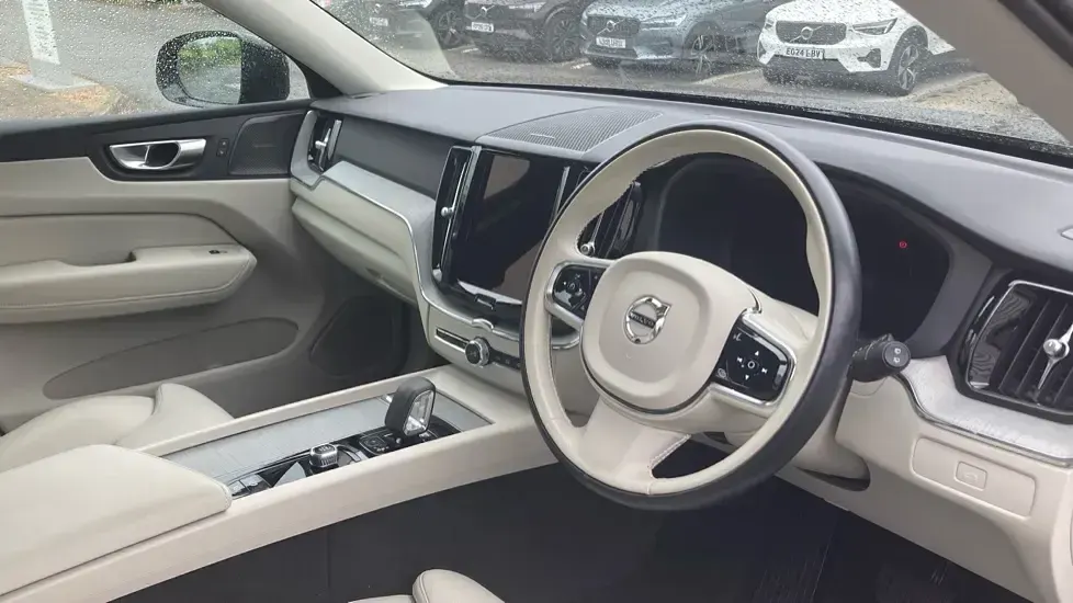Used Volvo XC60 Plus 250 HP (183 kW) 2023 Grey SUV