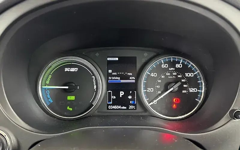 Used Mitsubishi Outlander P-HEV 203 HP (149 kW) 2018 Red SUV