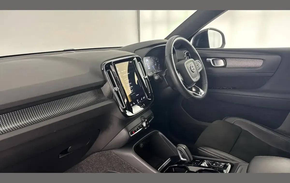 Used Volvo XC40 R-Design 163 HP (119 kW) 2021 Black SUV