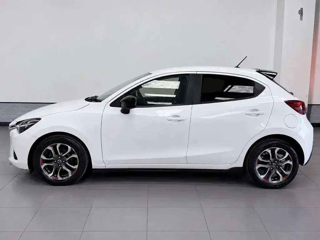 Used Mazda 2 Inclusive 90 HP (66 kW) 2016 White Hatchback