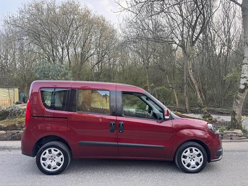 Begagnad Fiat Doblò Active 2019 Röd Minibuss