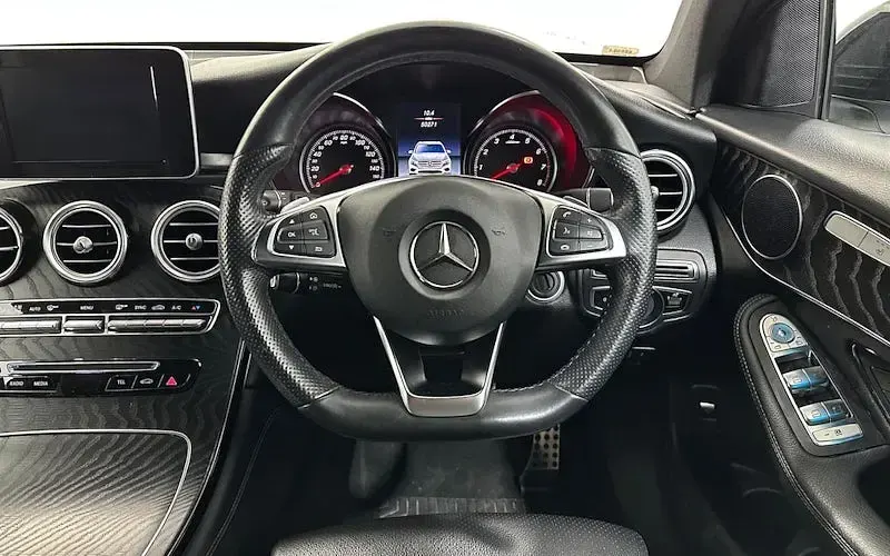 Used Mercedes GLC250 AMG 211 HP (155 kW) 2019 White SUV