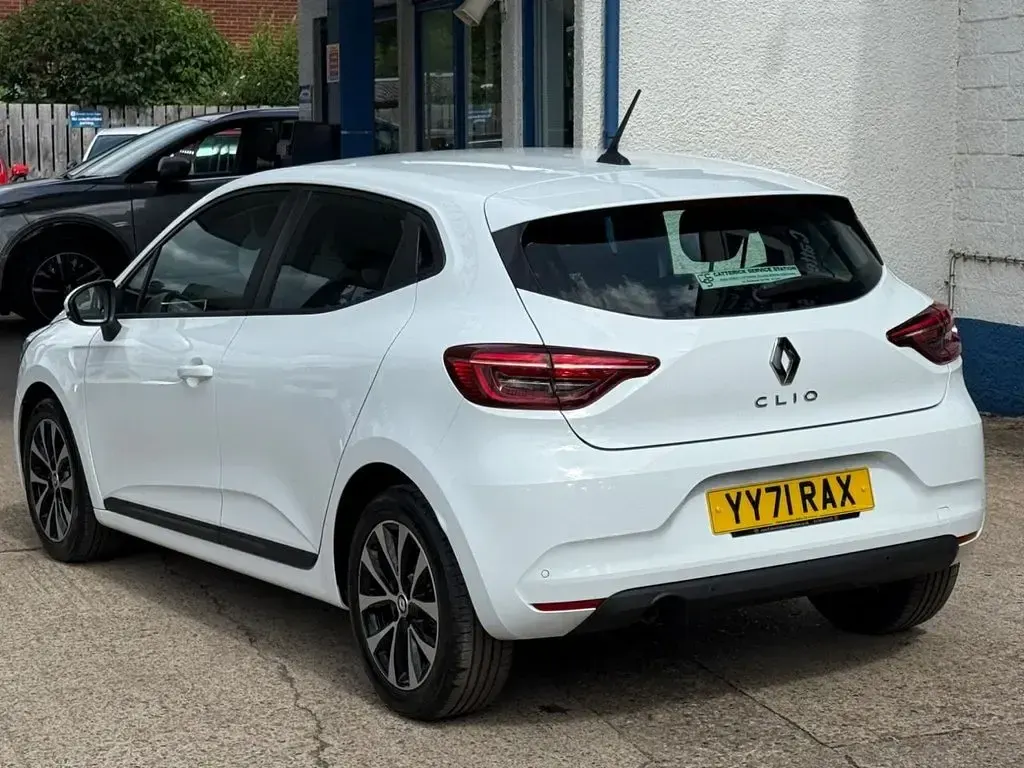 Used Renault Clio Iconic 90 HP (66 kW) 2021 White Hatchback