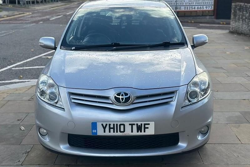 Silver Used 2010 Toyota Auris Hatchback | £1,995 (Good price) - Image 1/1