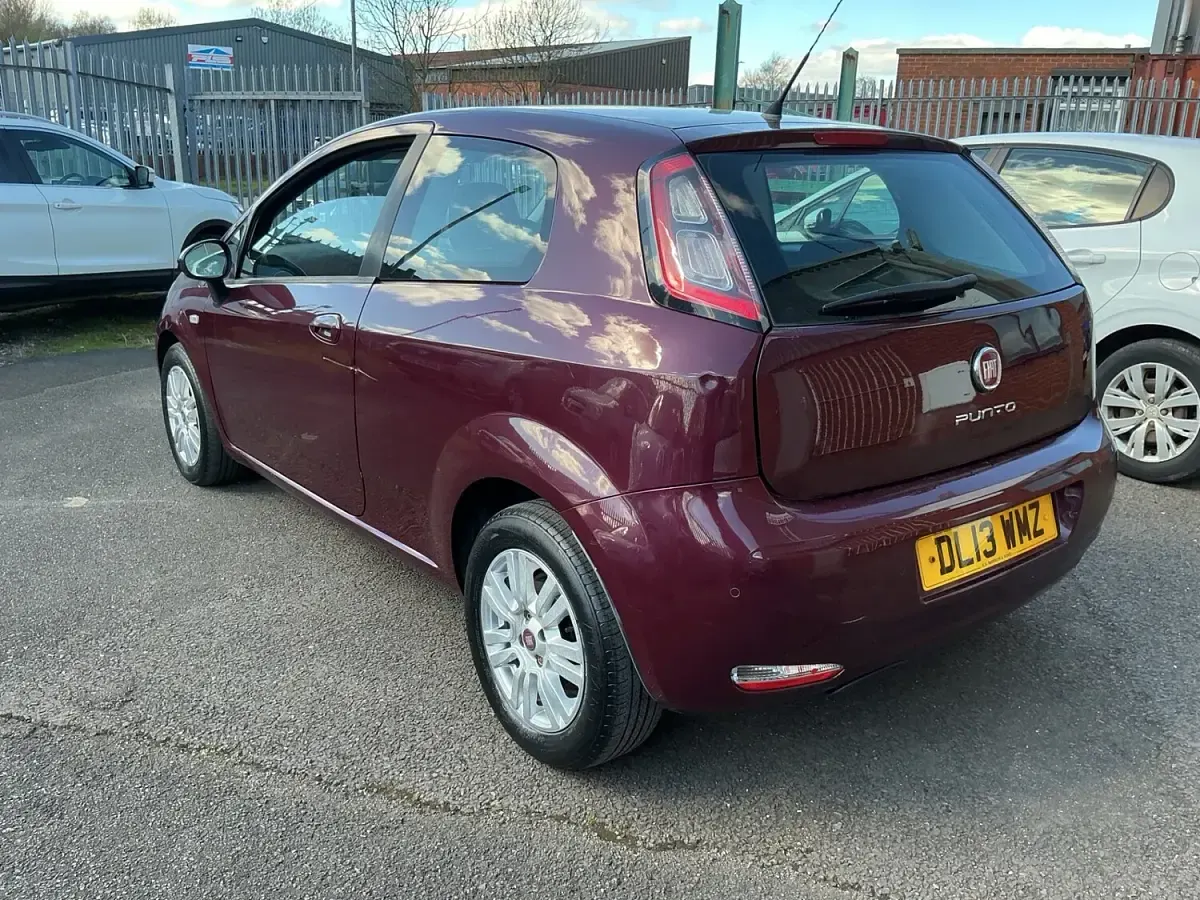 Używany Fiat Punto Easy 77 KM (56 kW) 2013 Czerwony Hatchback
