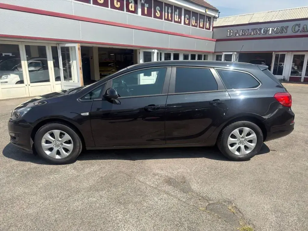 Used Vauxhall Astra Design Edition 115 HP (84 kW) 2015 Black Estate