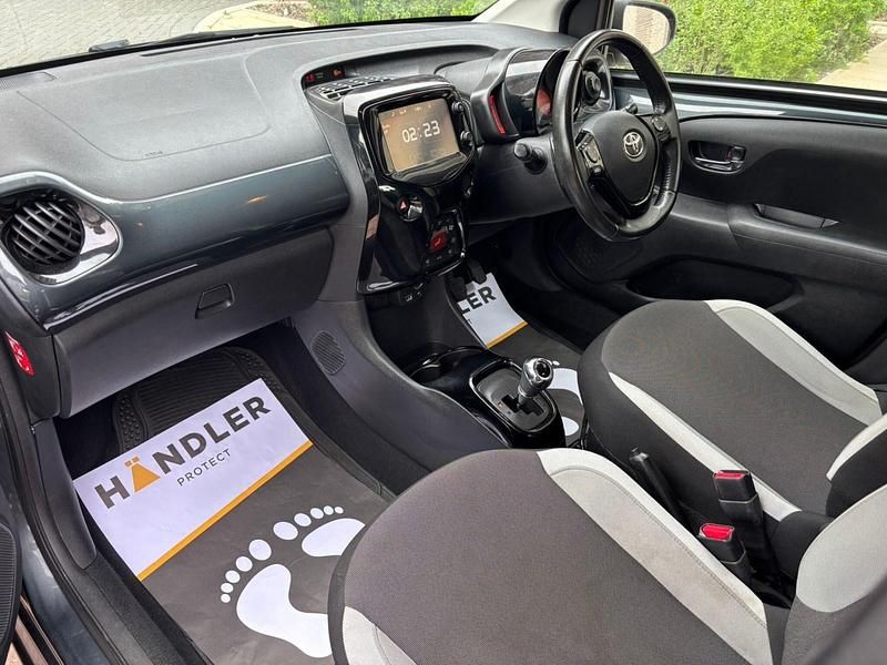 Begagnad Toyota Aygo x-press 69 HK (50 kW) 2018 Grå Halvkombi